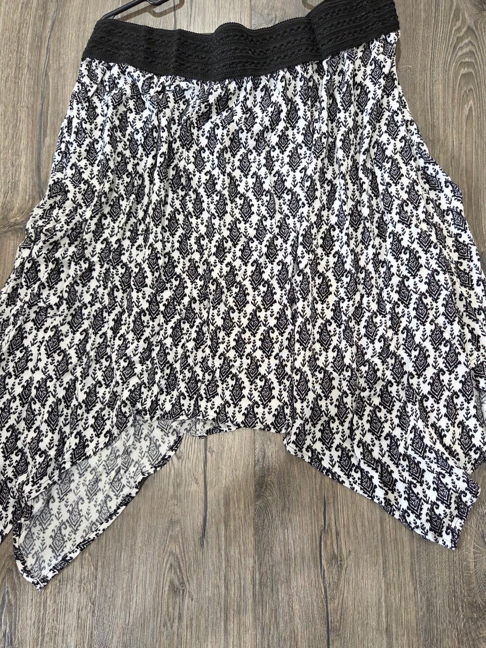 Robert Louis Black/White Patterned Skirt Asymmetrical Handkerchief Hem Size 3X